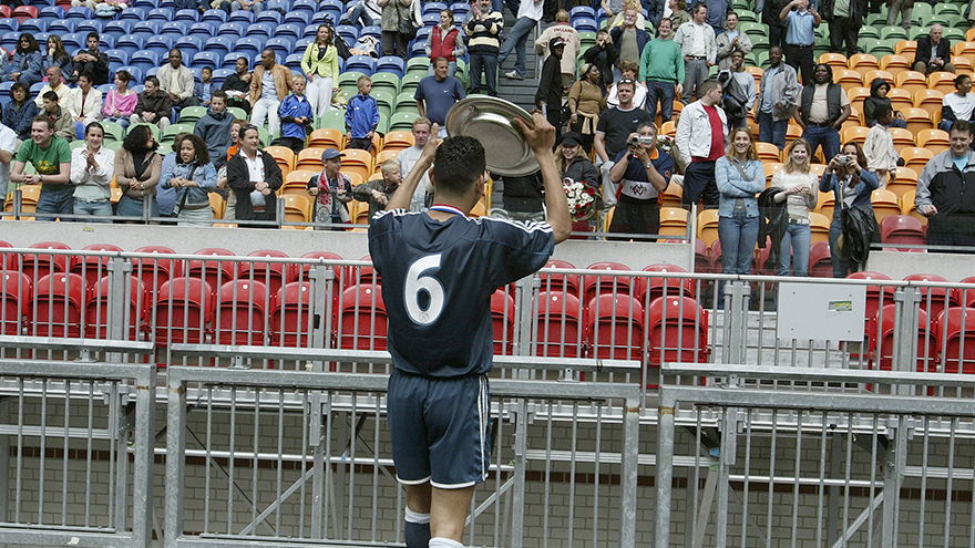 Maduro showing the trophy to his fans and family.